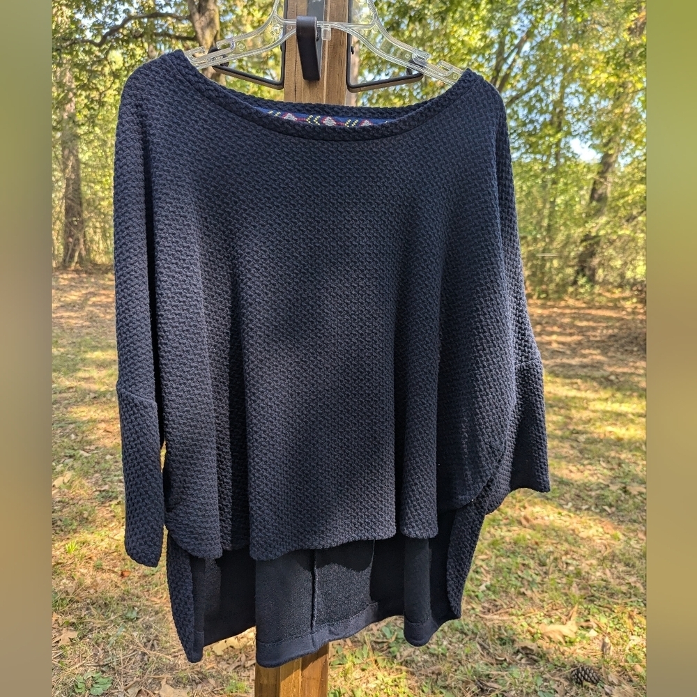 ❤️5/$25 Deletta Navy Top with Red Accents